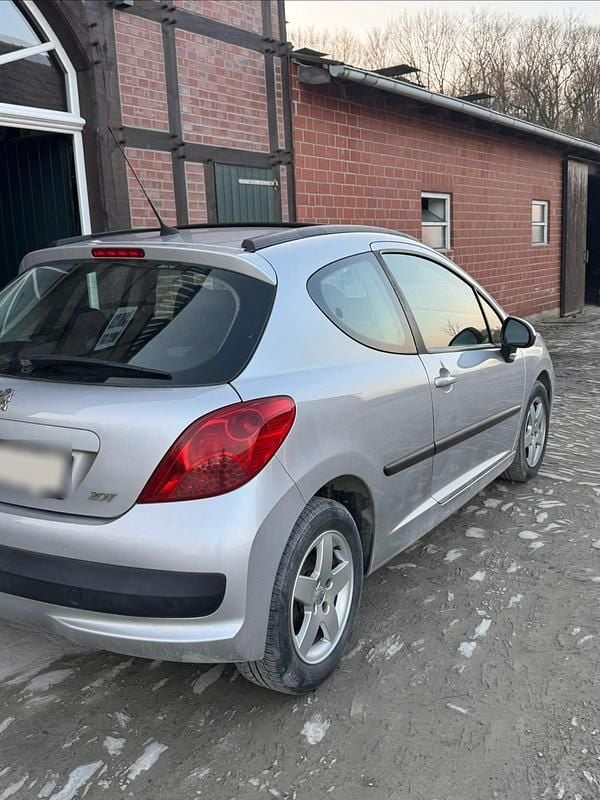 Gebraucht Peugeot 207 95 PS (69 kW) 2008 Silber Kleinwagen