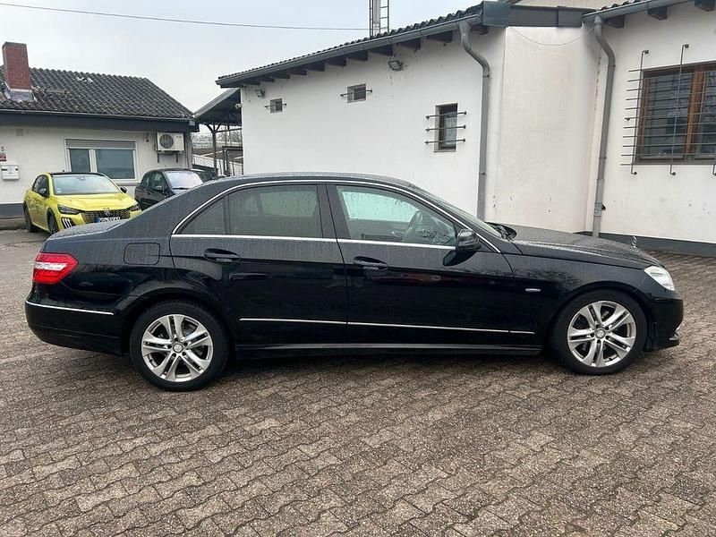 Gebraucht Mercedes E300 231 PS (169 kW) 2011 Schwarz Limousine