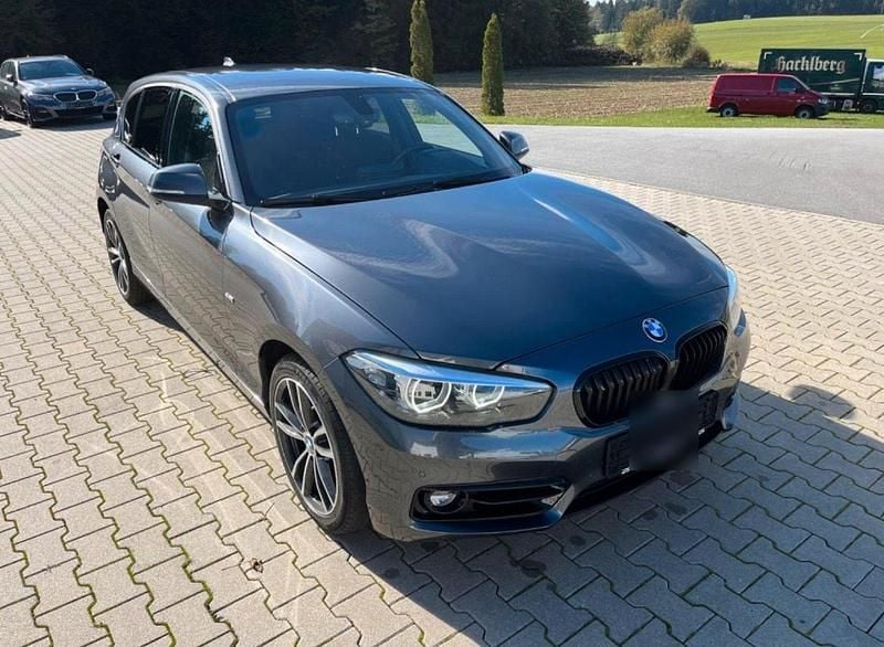 Grau Gebraucht 2018 BMW 118 Shadowline Kleinwagen | 13.500 € (Superpreis) - Bild 1/4