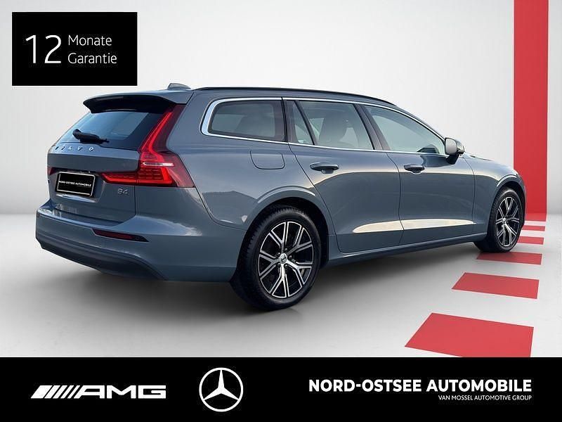 Gebraucht Volvo V60 Core 197 PS (144 kW) 2022 Thunder grey / metallic Kombi