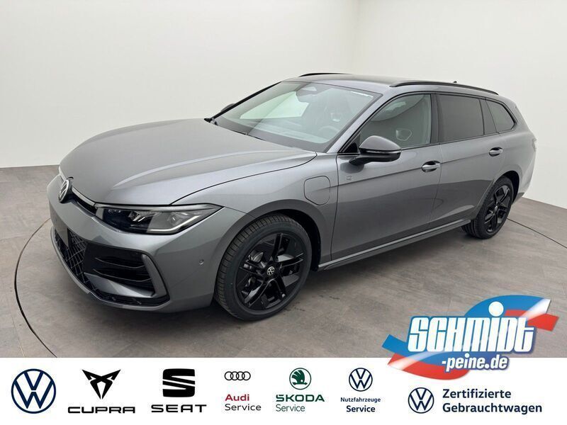 Grenadillschwarz metallic Neu 2024 VW Passat R-line Kombi | 61.800 € - Bild 1/4
