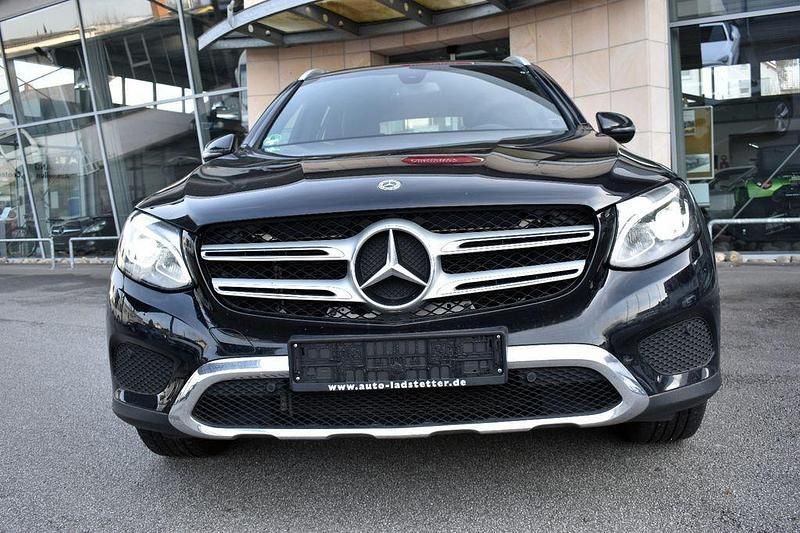 Ung. schwarz unilack Gebraucht 2019 Mercedes GLC250 SUV | 32.900 € (Fairer Preis) - Bild 1/4