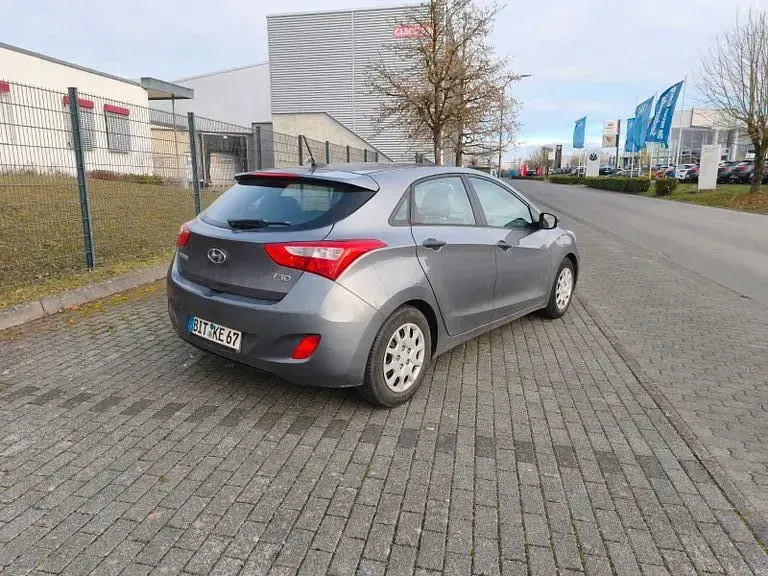 Gebraucht Hyundai i30 99 PS (72 kW) 2015 Grau Limousine