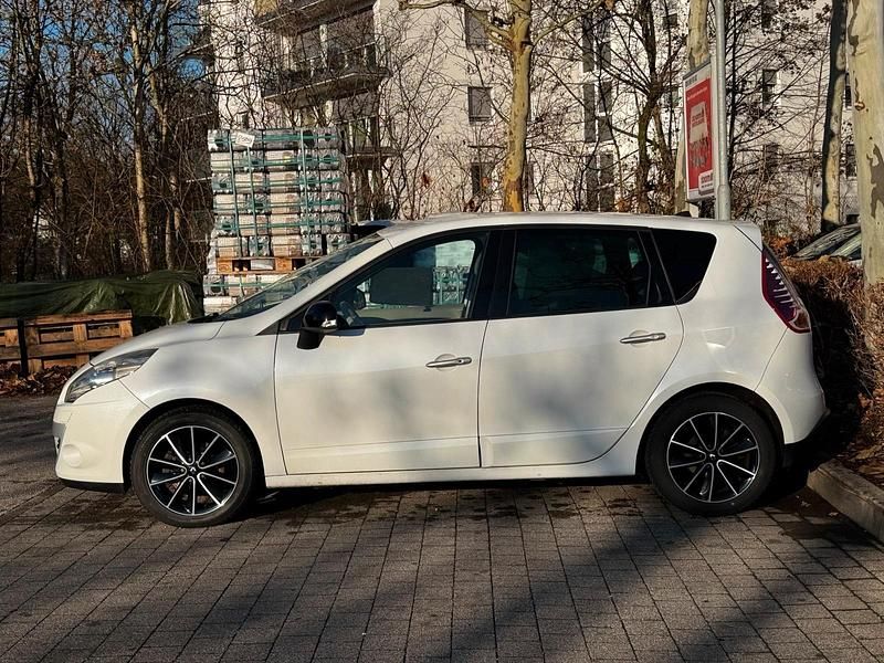Weiß Gebraucht 2011 Renault Scénic III Luxe Van / Kleinbus | 5.000 € (Fairer Preis) - Bild 1/3