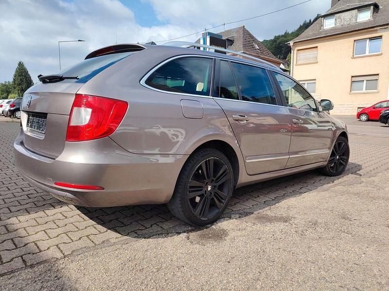 Gebraucht Skoda Superb Elegance 160 PS (117 kW) 2011 Violet Kombi