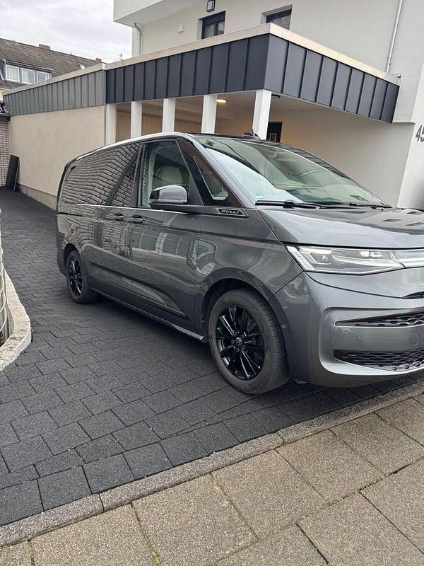 Gebraucht VW Multivan Edition 150 PS (110 kW) 2024 Grau Van