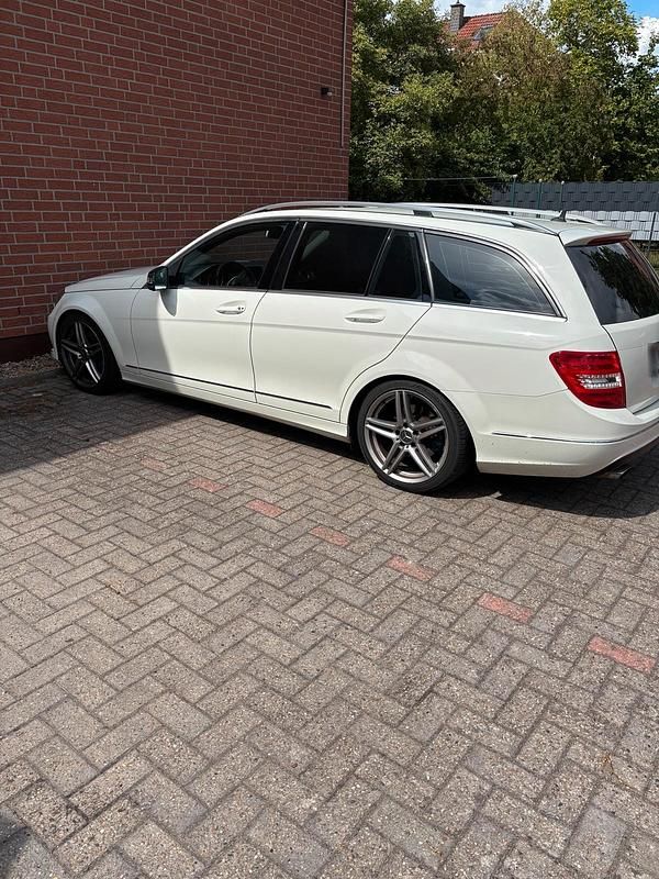 Gebraucht Mercedes C220 170 PS (125 kW) 2011 Weiß Limousine