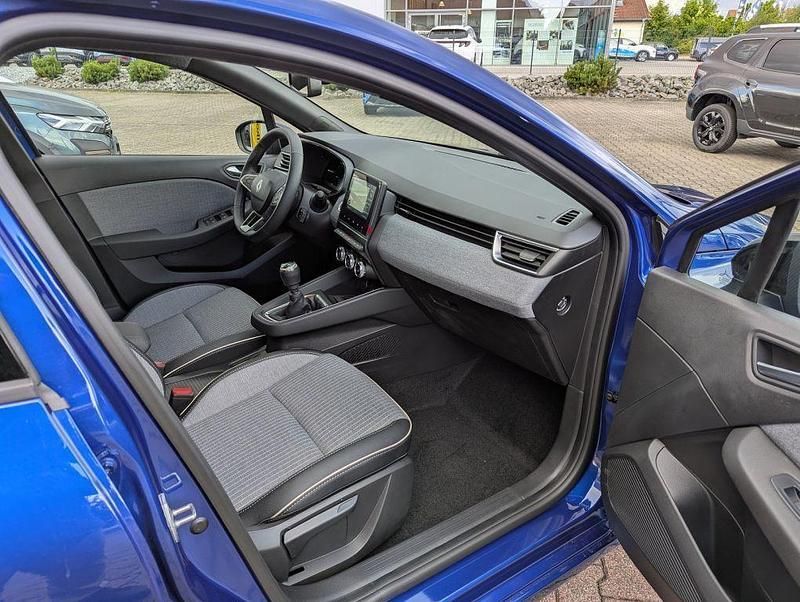 Neu Renault Clio V Techno 91 PS (66 kW) 2025 Blau Limousine