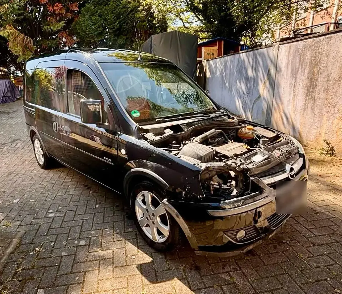 Używany Opel Combo 90 KM (66 kW) 2005 Czarny Minivan