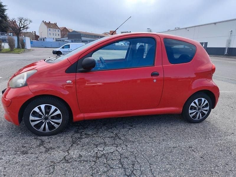 Gebraucht Toyota Aygo 68 PS (50 kW) 2007 Rot Kleinwagen