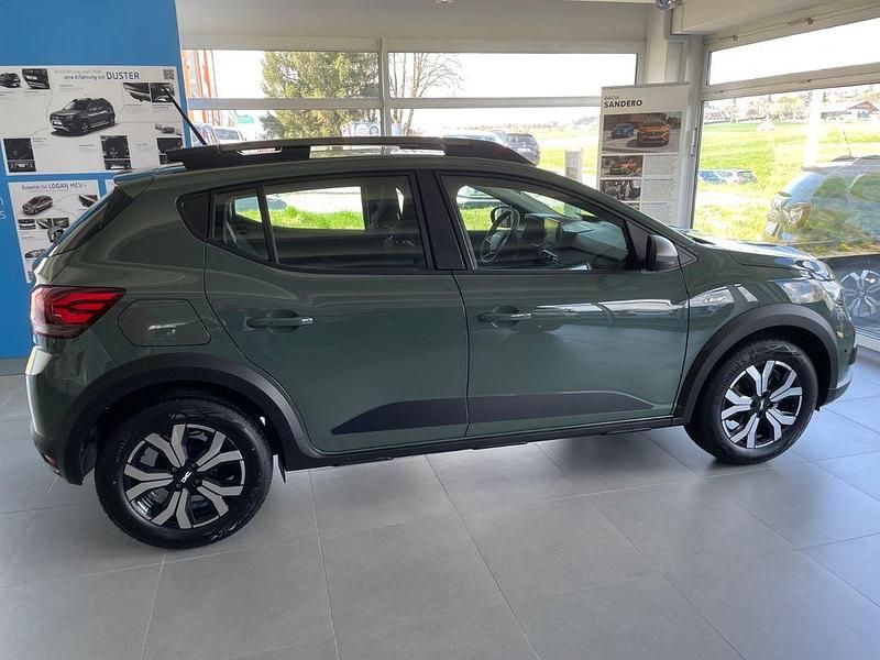 Grün Gebraucht 2023 Dacia Sandero Expression Kleinwagen | 16.200 € (Fairer Preis) - Bild 1/4