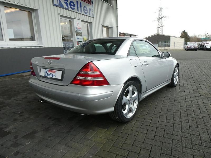 Gebraucht Mercedes SLK230 197 PS (144 kW) 2003 Silber Cabrio