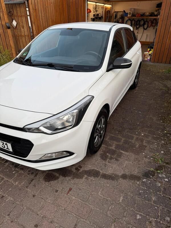 Weiß Gebraucht 2018 Hyundai i20 Kleinwagen | 8.300 € (Guter Preis) - Bild 1/4