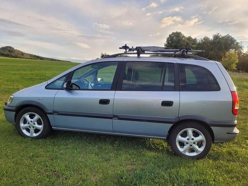 Silber Gebraucht 2002 Opel Zafira Executive Van / Kleinbus | 700 € (Superpreis) - Bild 1/4