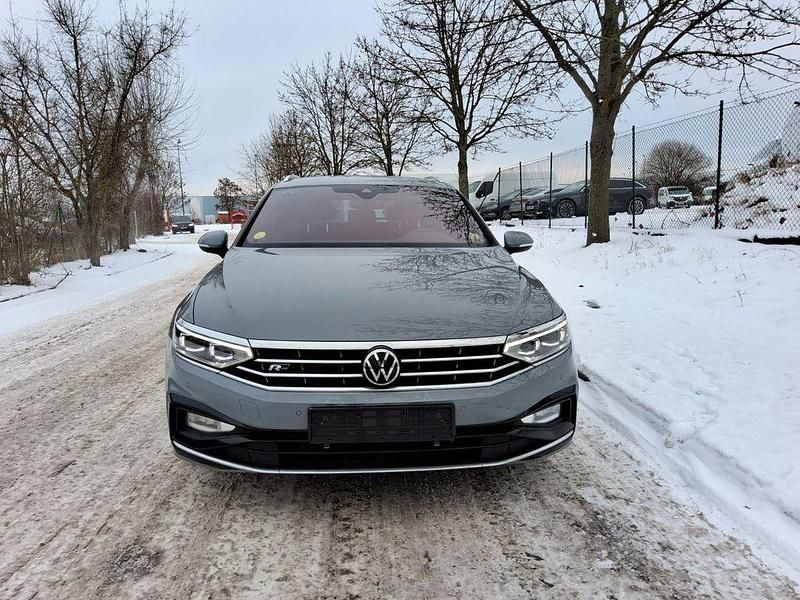 Gebraucht VW Passat 150 PS (110 kW) 2022 Grau Limousine
