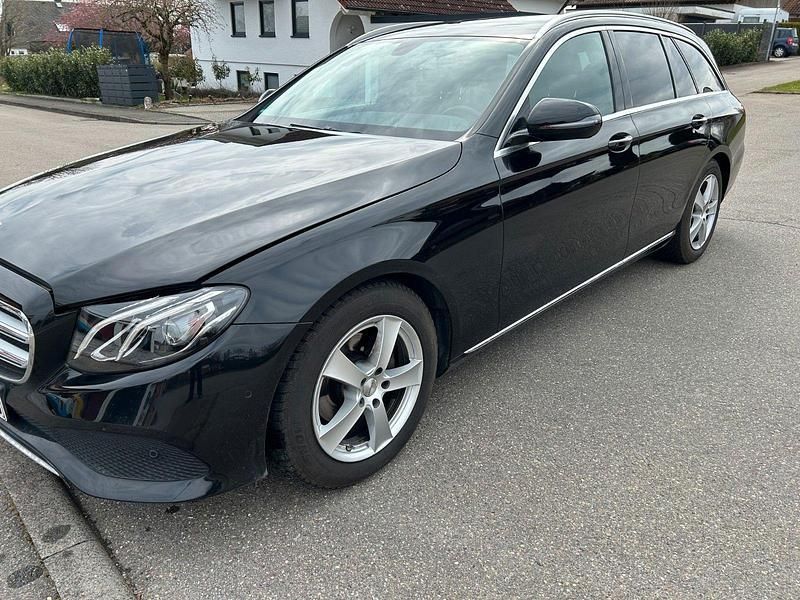 Schwarz Gebraucht 2018 Mercedes E200 Avantgarde Kombi | 26.000 € (Guter Preis) - Bild 1/4