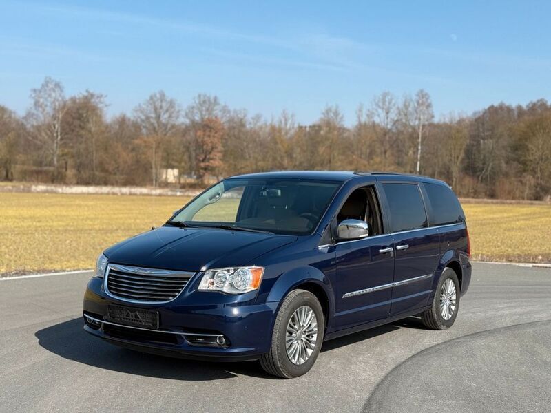 Blau Gebraucht 2015 Chrysler Town & Country Van / Kleinbus | 19.900 € - Bild 1/4