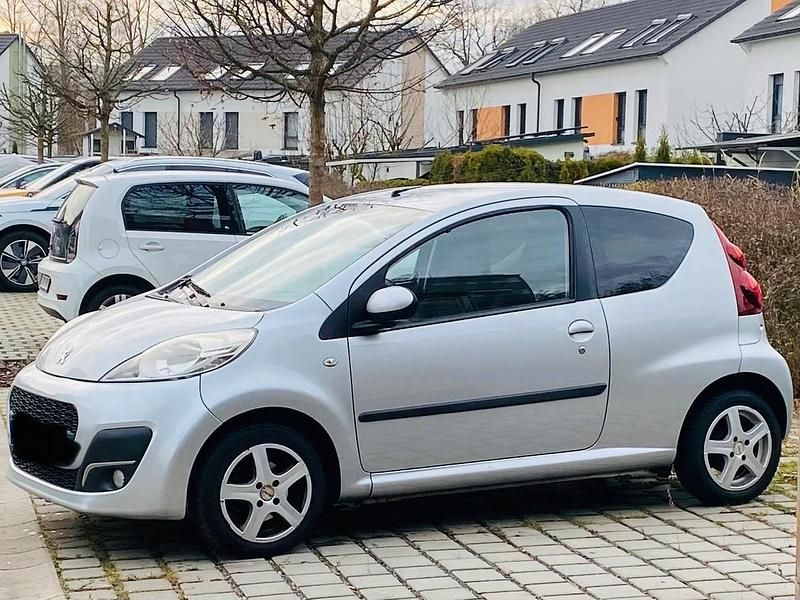 Gebraucht Peugeot 107 68 PS (50 kW) 2013 Silber Kleinwagen