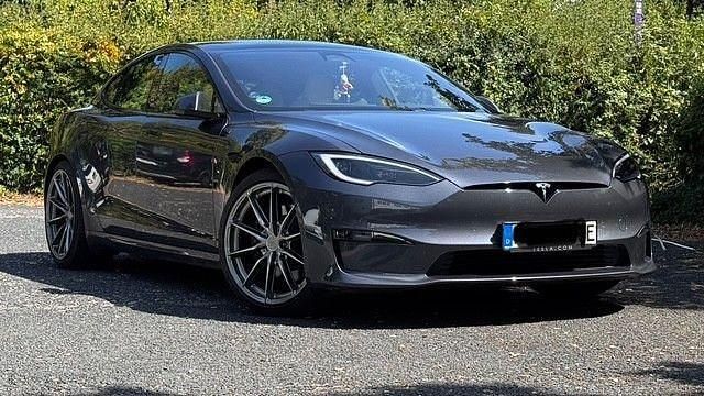 Grau Gebraucht 2022 Tesla Model S Limousine | 75.100 € (Teuer) - Bild 1/4