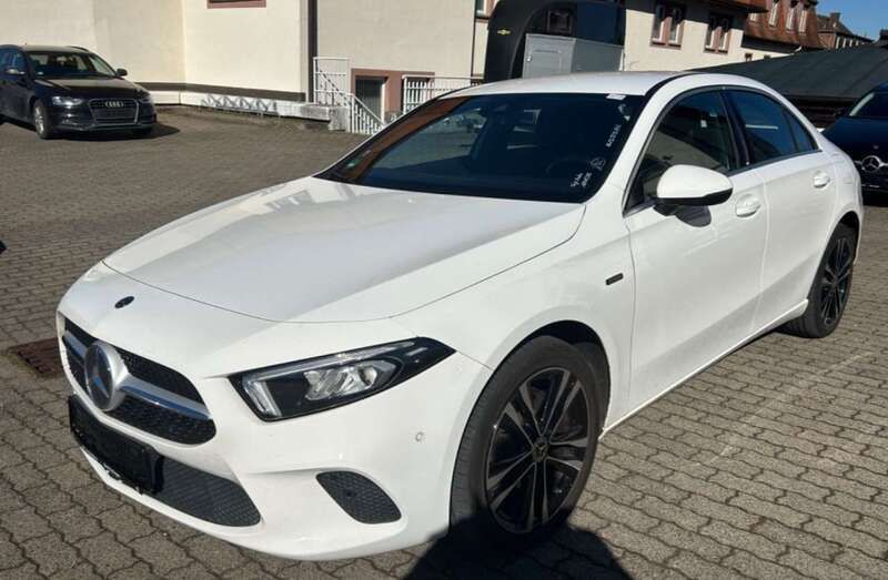 Polarweiss unilack Gebraucht 2020 Mercedes A250 Edition 1 Limousine | 20.950 € (Fairer Preis) - Bild 1/4