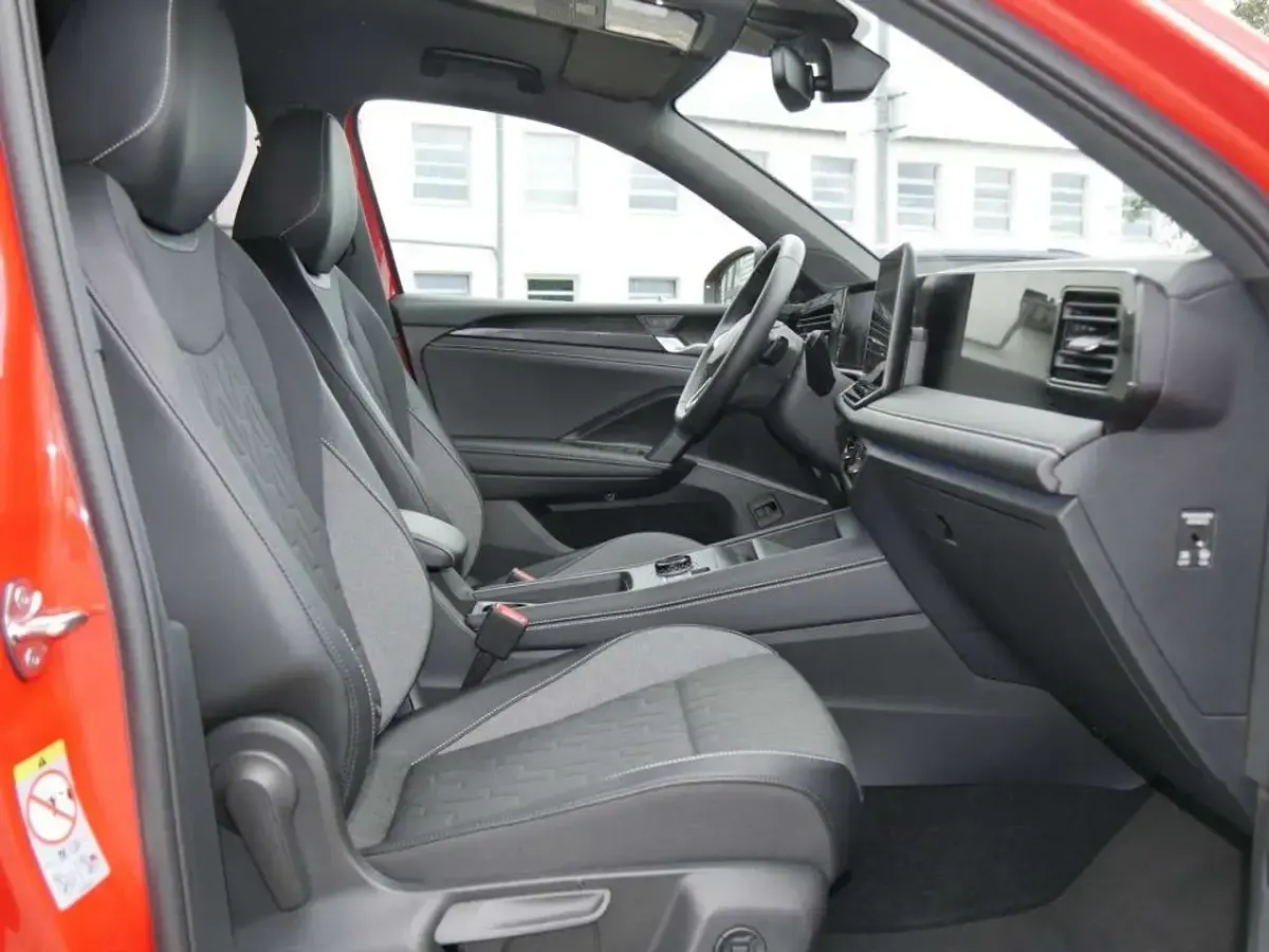 Gebraucht VW Tiguan Goal 150 PS (110 kW) 2025 Persimmon red metallic SUV