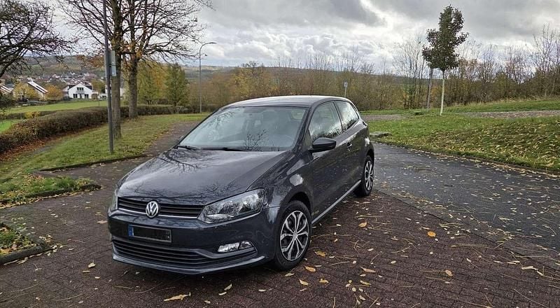 Grau Gebraucht 2016 VW Polo Comfortline Limousine | 5.980 € (Superpreis) - Bild 1/4