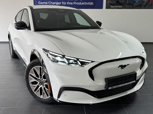 Weiß (star whit platnium metallic) Neu 2025 Ford Mustang Mach-E Premium SUV | 48.980 € (Fairer Preis) - Bild 1/4