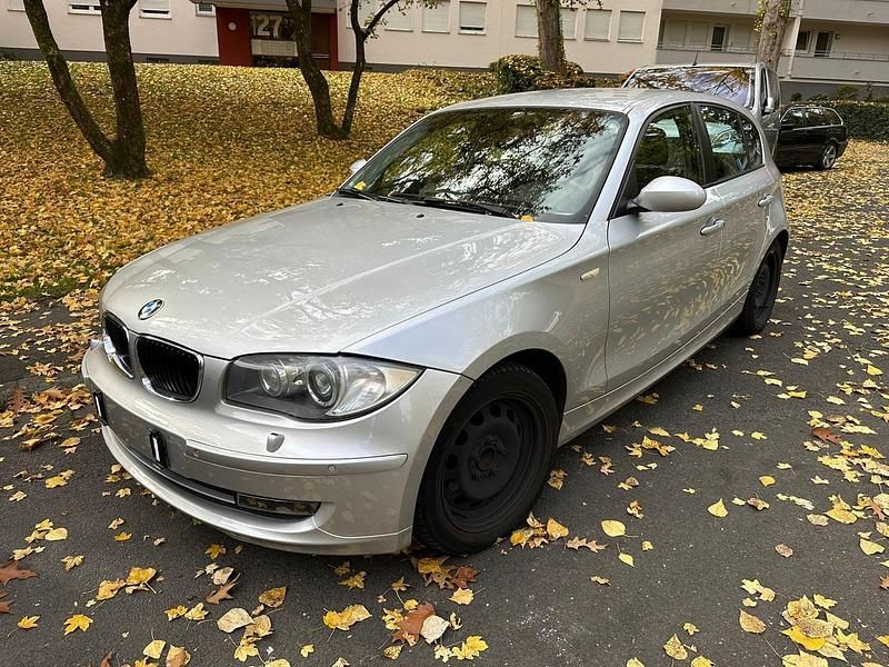 Silber Gebraucht 2009 BMW 120 Kleinwagen | 3.299 € (Superpreis) - Bild 1/4