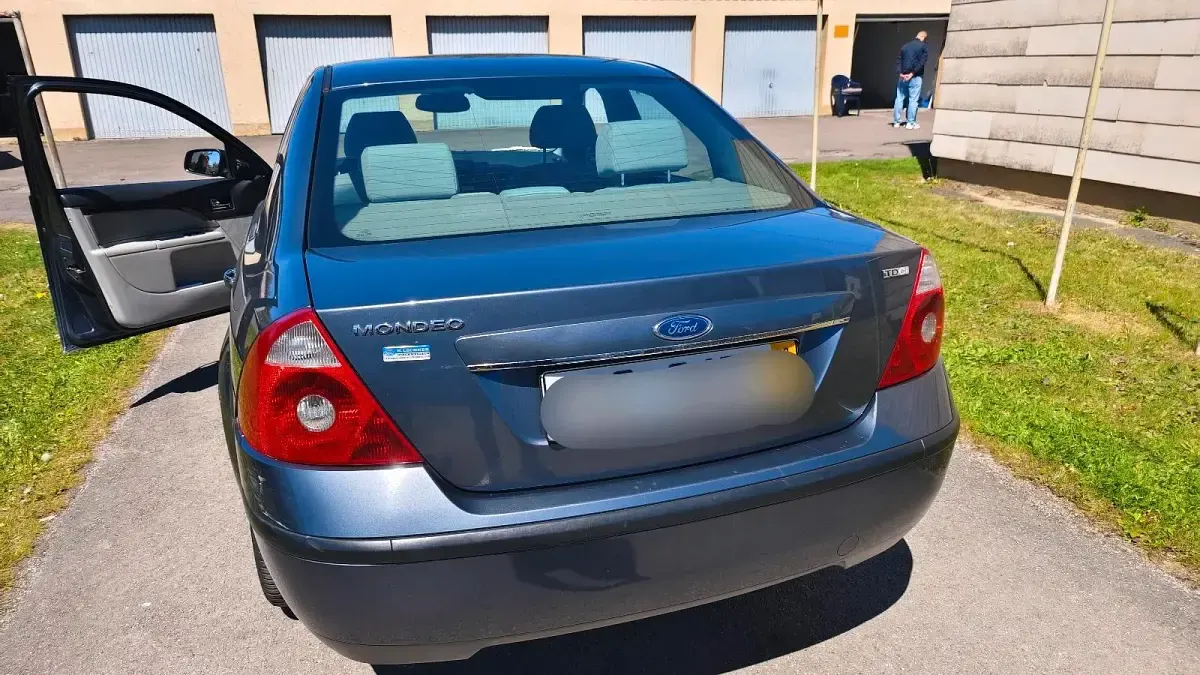 Gebraucht Ford Mondeo 131 PS (96 kW) 2004 Blau Limousine