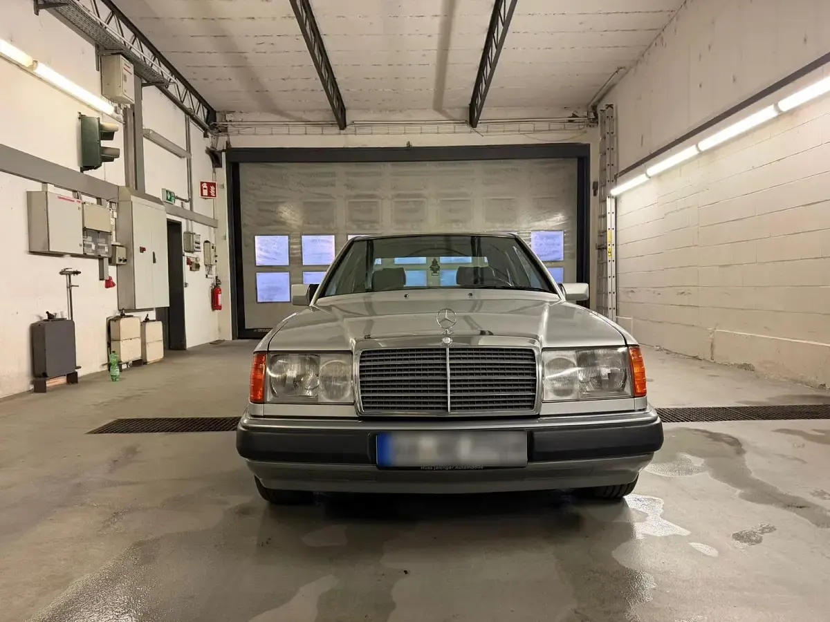 Gebraucht Mercedes E300 179 PS (131 kW) 1991 Silber Limousine