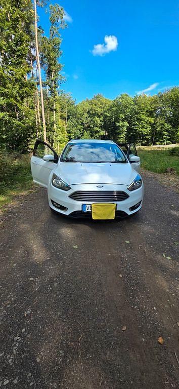 Weiß Gebraucht 2017 Ford Focus Trend Limousine | 7.777 € (Fairer Preis) - Bild 1/4