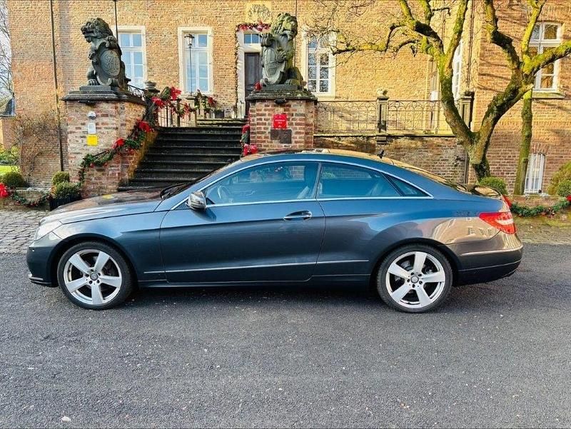 Grau Gebraucht 2012 Mercedes E350 Coupé | 16.900 € (Fairer Preis) - Bild 1/4