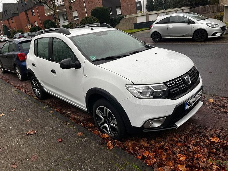 Weiß Gebraucht 2018 Dacia Sandero Celebration Limousine | 10.000 € (Fairer Preis) - Bild 1/4