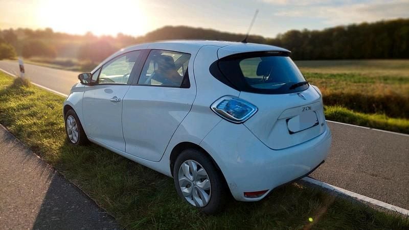 Weiß Gebraucht 2018 Renault Zoe Kleinwagen | 6.699 € (Guter Preis) - Bild 1/4