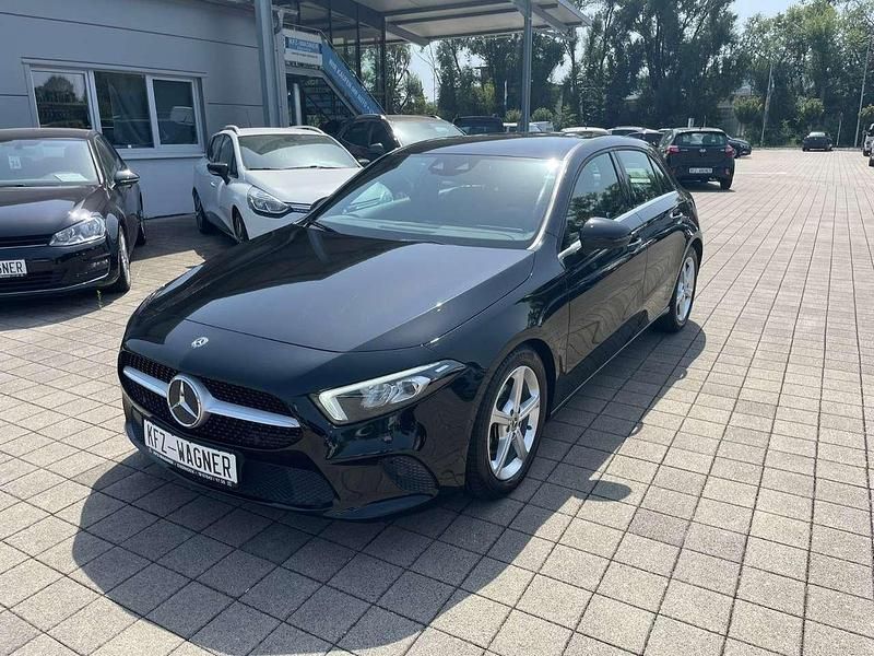 Kosmosschwarz metalliclack Gebraucht 2020 Mercedes A180 Kleinwagen | 21.999 € (Fairer Preis) - Bild 1/4