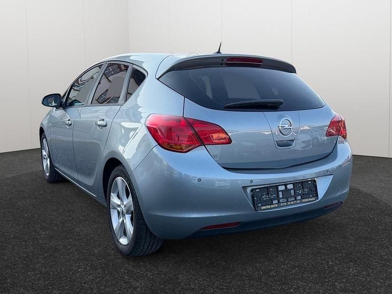 Gebraucht Opel Astra Edition 116 PS (85 kW) 2010 Silber Limousine