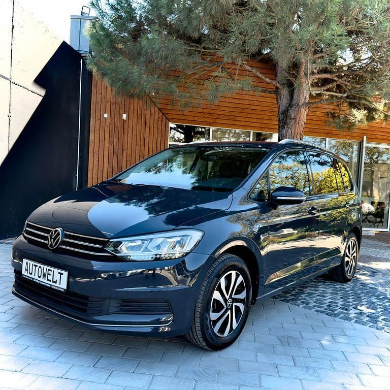 Używany VW Touran Active 150 KM (110 kW) 2022 Zielony Minivan