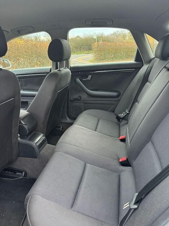 Grau Gebraucht 2001 Audi A4 Limousine | 2.200 € (Fairer Preis) - Bild 1/4