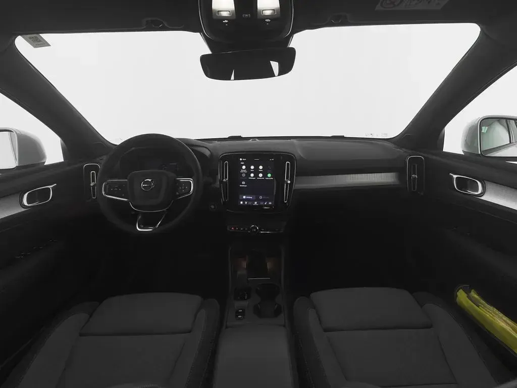 Gebraucht Volvo XC40 Core 163 PS (119 kW) 2023 Weiß crystal white / metallic SUV