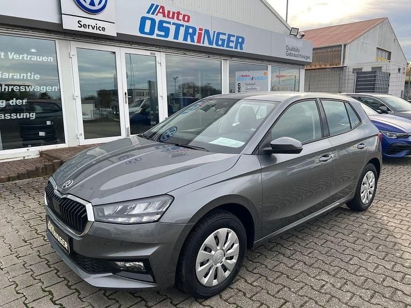 Grau Neu 2025 Skoda Fabia Selection Limousine | 22.490 € (Fairer Preis) - Bild 1/4