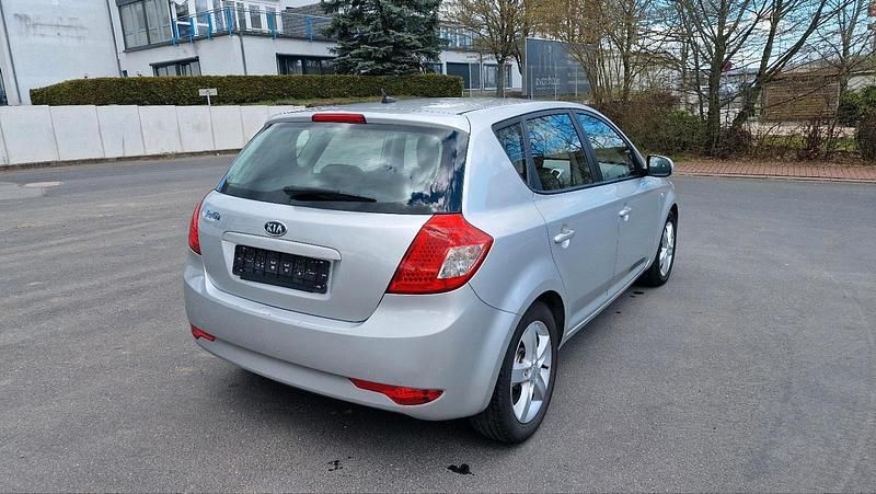 Gebraucht Kia Ceed 116 PS (85 kW) 2011 Silber Kleinwagen