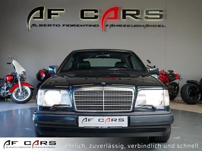Gebraucht Mercedes E220 150 PS (110 kW) 1995 Smaragdschwarz metallic 189 Cabrio