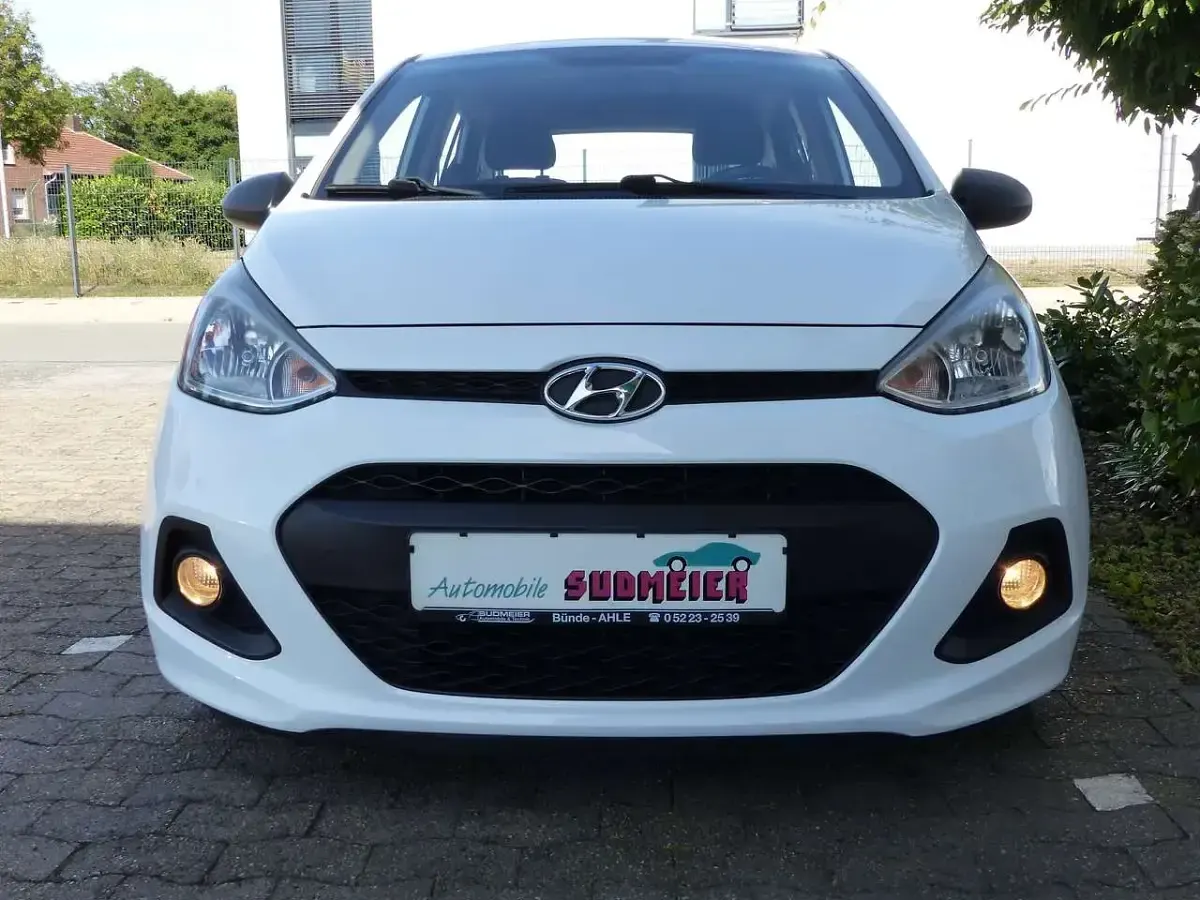 Gebraucht Hyundai i10 Basis 67 PS (49 kW) 2015 Polar white / sol Kleinwagen