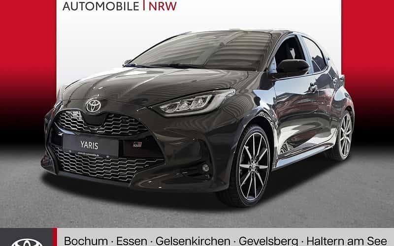 Grau Gebraucht 2025 Toyota Yaris Hybrid Sport Limousine | 29.989 € (Fairer Preis) - Bild 1/4