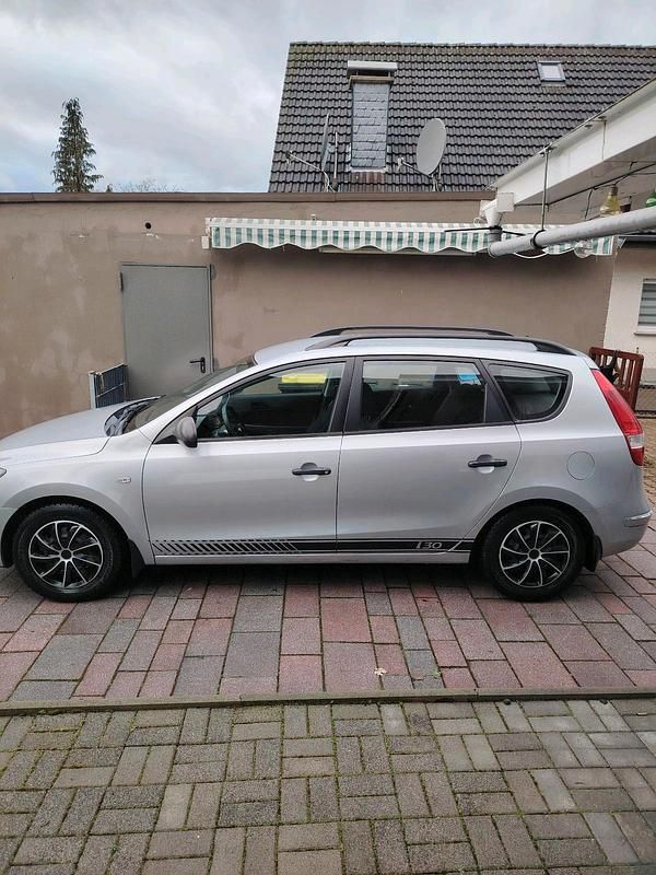 Gebraucht Hyundai i30 90 PS (66 kW) 2010 Silber Kombi