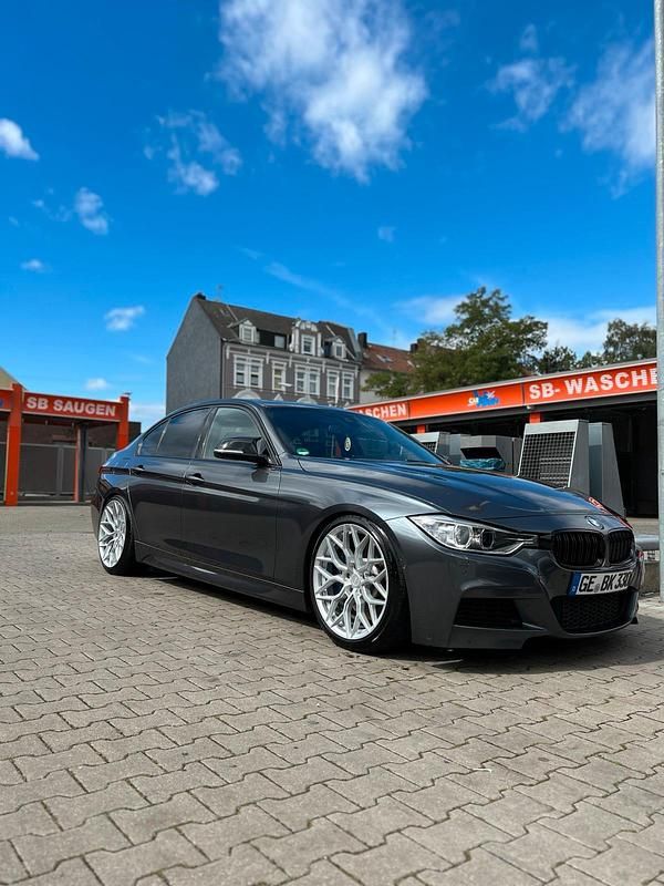 Grau Gebraucht 2015 BMW 330 M Sport Limousine | 18.999 € (Fairer Preis) - Bild 1/4