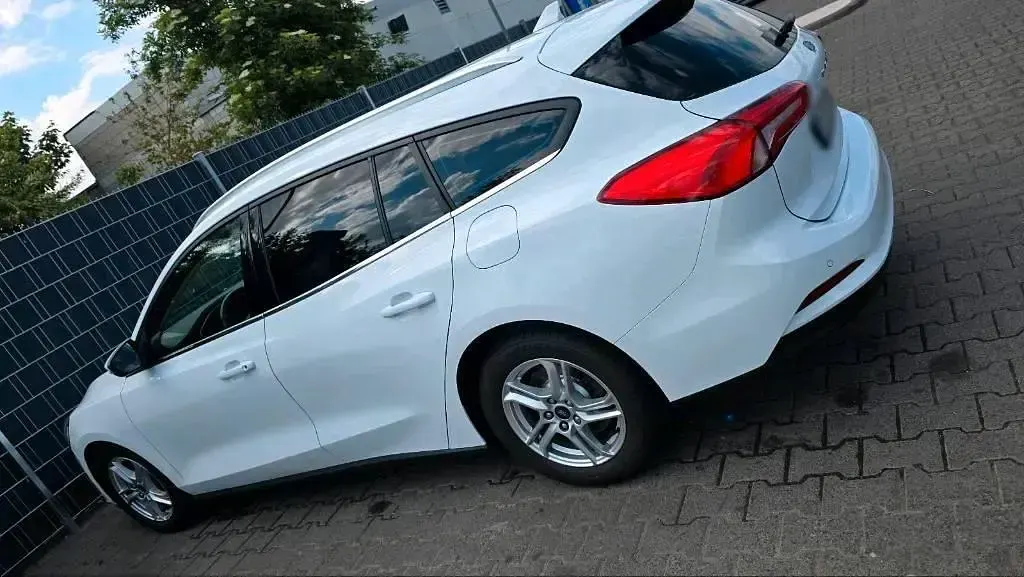 Gebraucht Ford Focus 120 PS (88 kW) 2018 Weiß Kombi