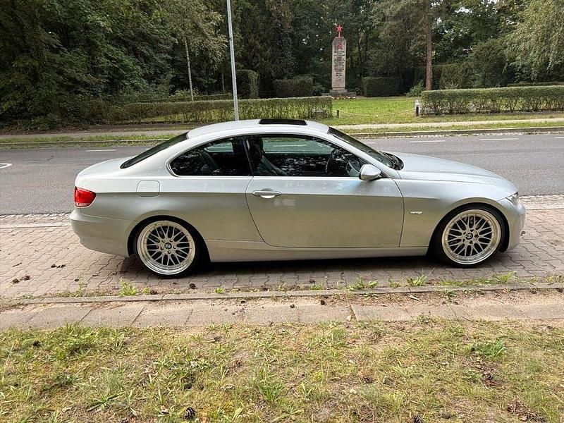 Silber Gebraucht 2007 BMW 325 Performance Coupé | 11.200 € (Fairer Preis) - Bild 1/4