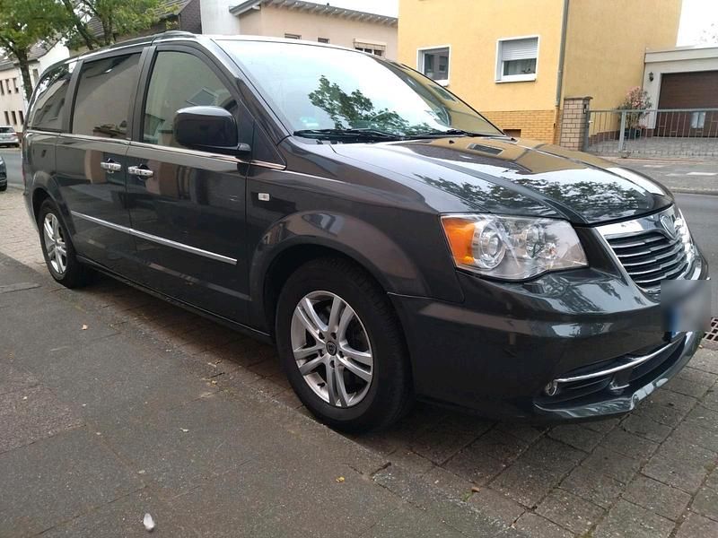 Grau Gebraucht 2011 Lancia Voyager Gold Van / Kleinbus | 7.500 € (Fairer Preis) - Bild 1/4