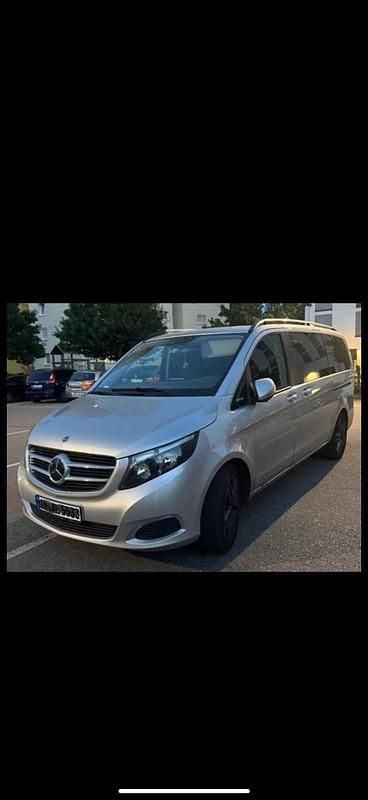 Silber Gebraucht 2018 Mercedes V250 Van / Kleinbus | 27.700 € - Bild 1/4